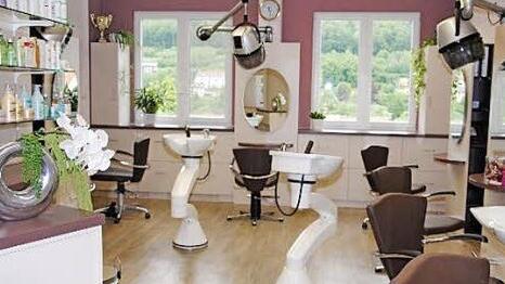 Der Salon im Kurstift von Friseurmeister Gerhard Kehm erstrahlt in neuem Glanz. Foto: PR