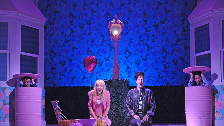 Szene aus der Neuinszenierung von Otto Nicolais "Die lustigen Weiber von Windsor" am Landestheater Coburg. Foto: Andrea Kremper