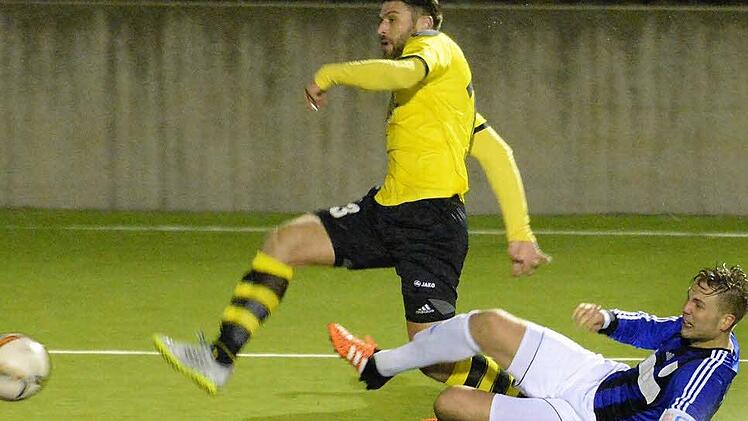 Ein Tor gelang dem einstigen Forchheimer Torjäger Tobias Ulbricht (gelb) gegen seine Ex-Kollegen um Sven Becker nicht, doch das Testspiel in Neudrossenfeld entschied seine SpVgg Bayreuth gegen den Jahn mit 2:0 für sich. Foto: Mularczyk