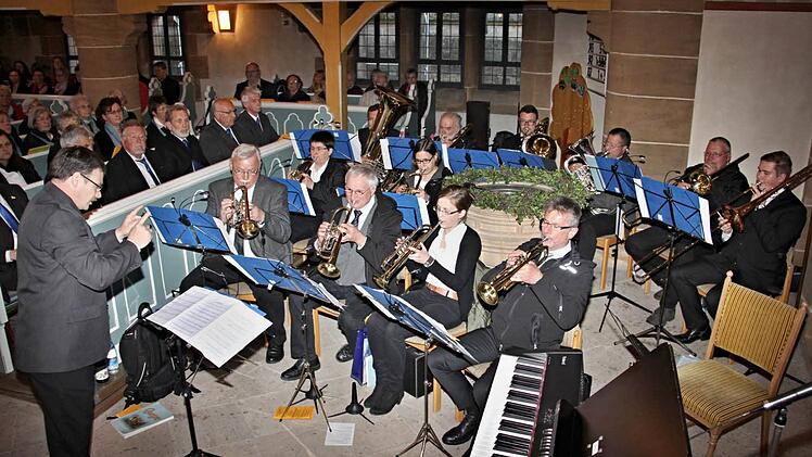 Mit einem Jubiläumsmarsch eröffnete der Posaunenchor Altenstein die Feierstunde. Dessen Leiter, Andreas Binger (links) wurde für 25-jährige Chorleitertätigkeit geehrt. Foto: Helmut Will