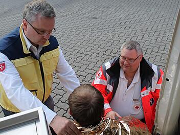 Wolfgang Gärtig von den Maltesern und Marc Heil vom Bayerischen Roten Kreuz (r.) helfen in akuten Krisen.  Foto: Sabrina Hörl, BRK