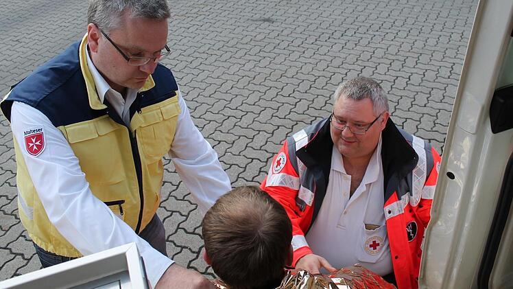 Wolfgang Gärtig von den Maltesern und Marc Heil vom Bayerischen Roten Kreuz (r.) helfen in akuten Krisen.  Foto: Sabrina Hörl, BRK
