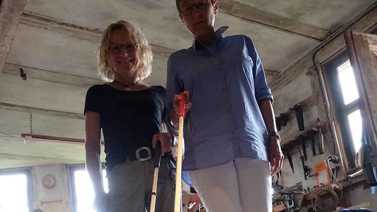 Inklusion fängt ganz unten an: Ein Leitsystem für Taststöcke von Sehbehinderten und Blinden durchzieht die Alte Büttnerei im Fladunger Freilandmuseum. Leiterin Ariane Weidlich (rechts) und Kulturvermittlerin Simone Doll-Gerstendörfer haben mit ihren Mitarbeitern ein Jahr an dem Konzept getüftelt. Foto: Gerhard Fischer