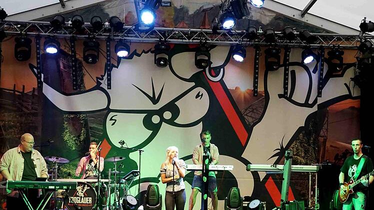 Die Besucher und Troglauer Fans wurden von der Weisendorfer Vorband "Six to Real" angeheizt Foto: Richard Sänger