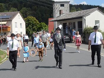 Drei weitere Majestäten von der SG Rothenkirchen im Festzug. Vorne Hubert Ringlstetter (Bundesschützenkönig der Gehörlosen), Jungschützenkönig Johannes Müller, dahinter Schützenkaiser Emil Müller und Bürgermeister Hans Pietz.Foto: Karl-Heinz Hofmann
