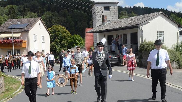 Drei weitere Majestäten von der SG Rothenkirchen im Festzug. Vorne Hubert Ringlstetter (Bundesschützenkönig der Gehörlosen), Jungschützenkönig Johannes Müller, dahinter Schützenkaiser Emil Müller und Bürgermeister Hans Pietz.Foto: Karl-Heinz Hofmann