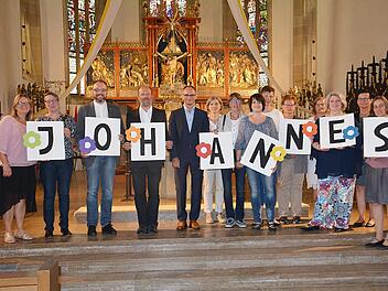 Bei der Verabschiedung von  Johannes Krebs   stand sein Vorname   im Mittelpunkt. Die einzelnen Buchstaben charakterisierten sein Wirken in den vergangenen vier Jahren in der Pfarreiengemeinschaft Grabfeldbrücke. Foto: Hanns Friedrich