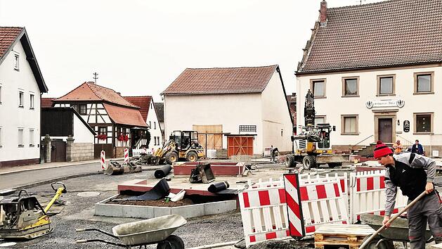 Die Neugestaltung des Marktplatzes in Oberthulba geht planm&auml;&szlig;ig voran.Sigismund von Dobsch&uuml;tz