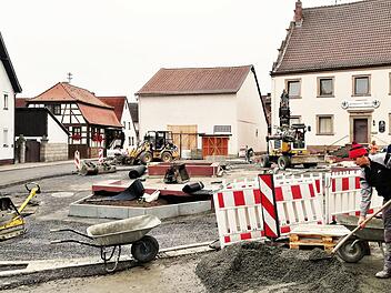 Die Neugestaltung des Marktplatzes in Oberthulba geht planmäßig voran.Sigismund von Dobschütz