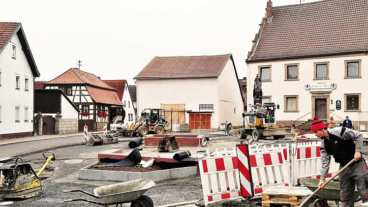 Die Neugestaltung des Marktplatzes in Oberthulba geht planmäßig voran.Sigismund von Dobschütz