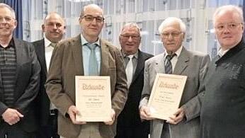 Die Geehrten Andre Schwarzmann (3.v.l.) und Anton Ringel (2.v.r.) mit der Vorstandschaft und Pater Heinz Weierstraß (r.) Foto: Heidi Amon