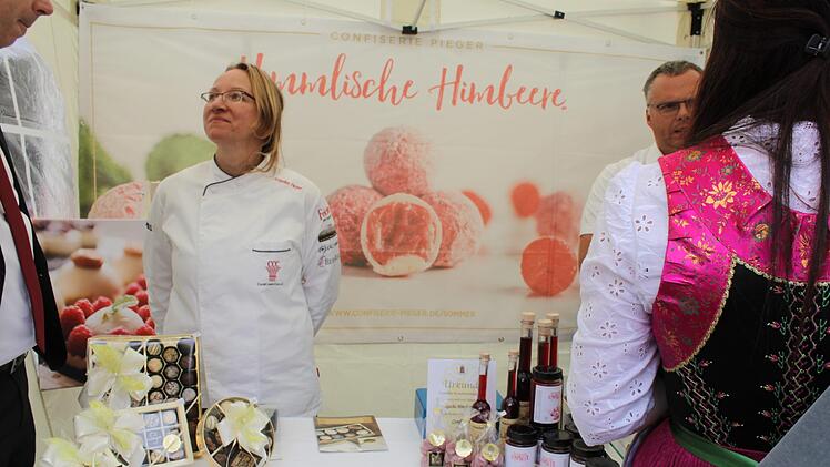 Angelika Pieger stellt Pralinen her. Foto: Carmen Schwind