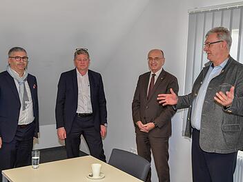 Aufbruchstimmung und Erleichterung: Den offiziellen Startschuss für das neue Haus gaben (von links): Alleingesellschafter Martin von Endredy, Geschäftsführer Thomas Oertner, Landrat Wilhelm Schneider und Bürgermeister Helmut Dietz. Ronald Rinklef