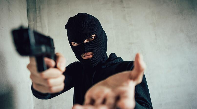 Erlangen: Mann mit Waffe überfällt Textilgeschäft - Polizei bittet dringend um Hinweise