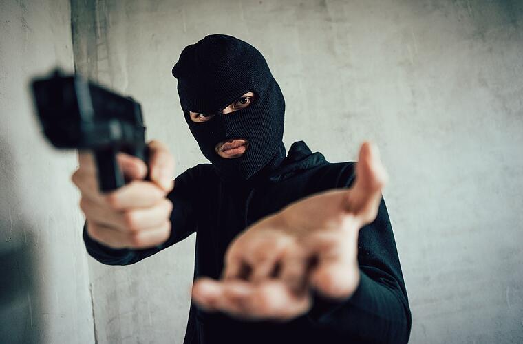 Überfall auf Drogerie in Feucht: Maskierter Räuber droht Angestellten mit Waffe - Vimarsana News