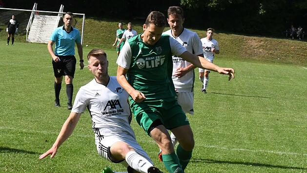 Weil Nico Wilm (links) und seine Rottershäuser Defensivkollegen aufmerksam verteidigten,  blieb  Lukas Tartler (rechts) diesmal ohne Torerfolg. Zu einem Remis reichte es dennoch für den FC Untererthal. Foto: Hopf