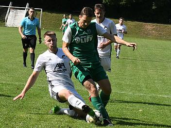Weil Nico Wilm (links) und seine Rottershäuser Defensivkollegen aufmerksam verteidigten,  blieb  Lukas Tartler (rechts) diesmal ohne Torerfolg. Zu einem Remis reichte es dennoch für den FC Untererthal. Foto: Hopf
