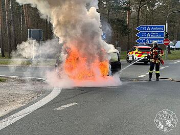 B2 bei Heroldsberg: Fahrzeugbrand auf Autobahnausfahrt