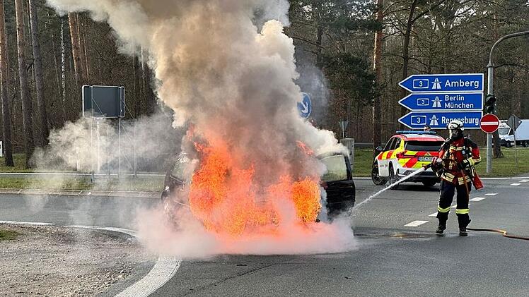 B2 bei Heroldsberg: Fahrzeugbrand auf Autobahnausfahrt