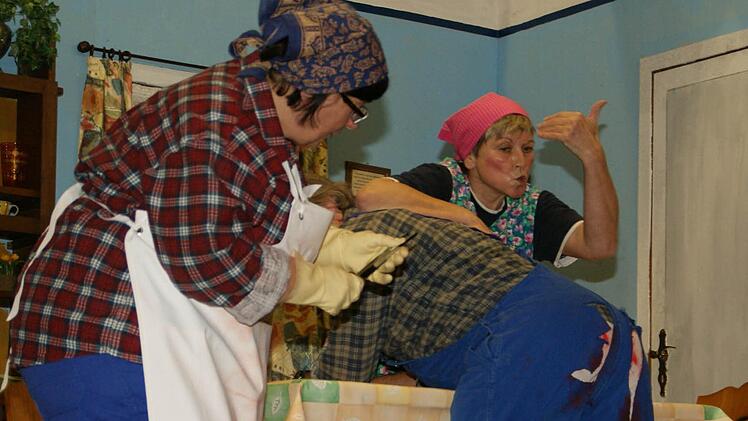 Vom Zuchteber schlimm malträtiert, muss sich Franz der Behandlung von Gemeindeschwester Agathe (Roswitha Schmitt) unterziehen. Bruni (Christina Stelzner) assistiert.