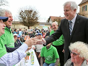 Horst Seehofer bei den Nationalpark-Gegnern: Die hatten am Freitag viel Freude an der Rede des Ministerpräsidenten.  Fotos: Barbara Herbst