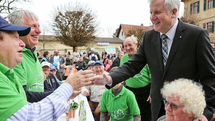 Horst Seehofer bei den Nationalpark-Gegnern: Die hatten am Freitag viel Freude an der Rede des Ministerpräsidenten.  Fotos: Barbara Herbst