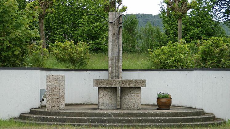 Neues Element auf dem Gelände der Wallfahrtskirche Maria Limbach ist der Freiluftaltar neben der Pilgerhalle.  Foto: Sabine Weiinbeer