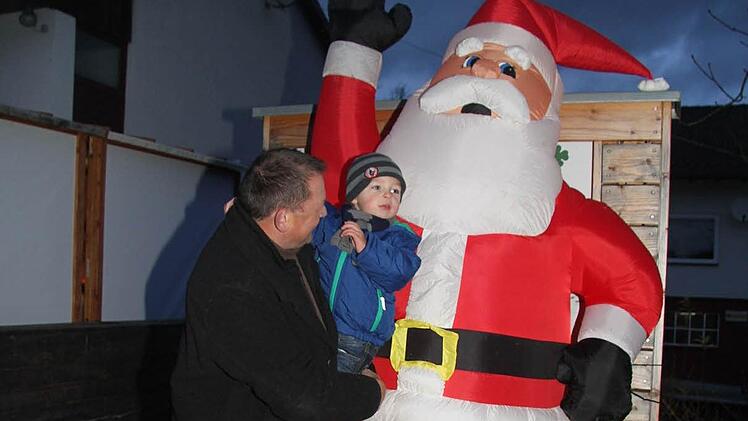Der Nikolaus ist doch nur ein ganz aufgeblasener Typ, überzeugt sich Sebastian Hain (2) mit seinem Papa Gerhard. Foto: Sonja Adam