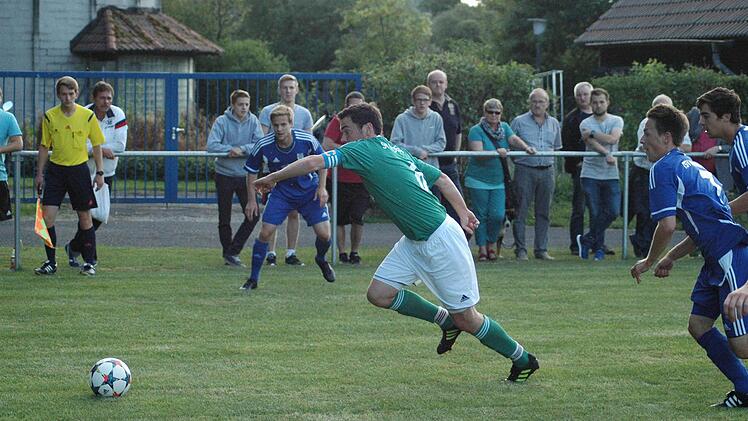 Szene aus dem Eröffnungsspiel zwischen dem SV Riedenberg (grünes Trikot) und dem TSV Münnerstadt (3:1). Foto: Sebastian Schmitt
