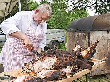 Schwein durch, Kruste ein Traum - Gerhard Rose bei der letzten Phase seiner Arbeit, dem Zerlegen. Foto: Klaus Frenzel