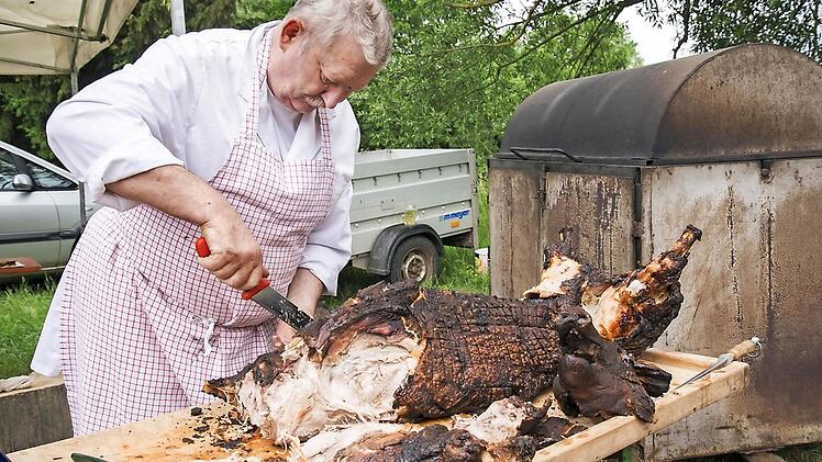 Schwein durch, Kruste ein Traum - Gerhard Rose bei der letzten Phase seiner Arbeit, dem Zerlegen. Foto: Klaus Frenzel