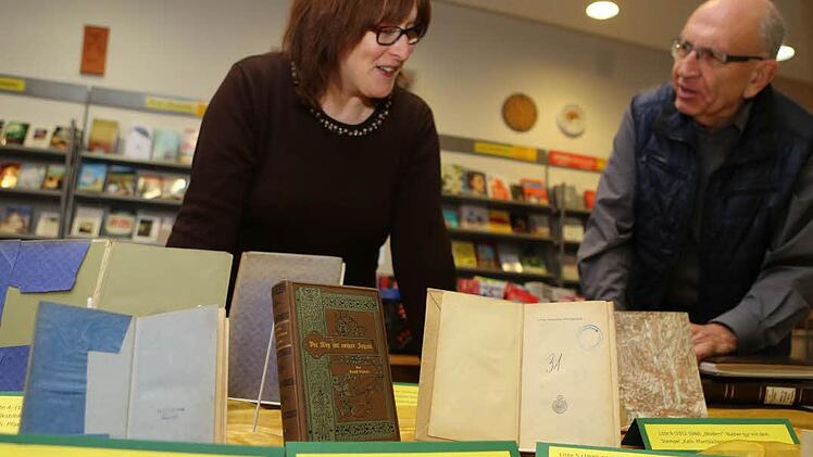Ein Teil der ersten Bücher ist noch vorhanden.Foto: Barbara Herbst