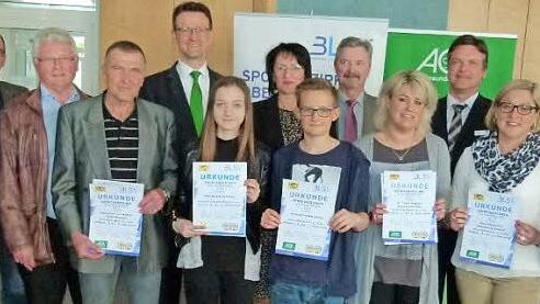 Freude herrschte bei der Siegerehrung bei den Preistr&auml;gern des Sportabzeichen-Schulwettbewerbs, den Verantwortlichen der AOK und den Ehreng&auml;sten. Foto: Doris Weidner