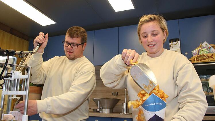 Ganz neu auf dem Kulmbacher Volksfest: Annika Langenberg und ihr Mann Sascha machten Kartoffelschlangen nach niederländischem Vorbild. Foto: Sonja Adam
