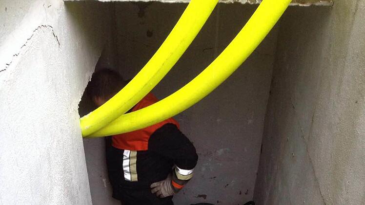 Wo der Wassersauger nicht mehr reichte, musste abgepumpt werden. Foto: Feuerwehr Rupboden