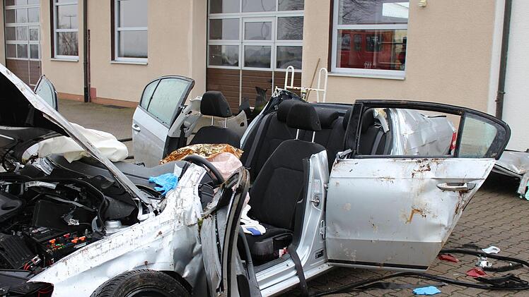 Ein 42-Jähriger wurde am Samstag bei einem Unfall bei Stein im Landkreis Fürth lebensgefährlich verletzt, nachdem sein Auto sich überschlagen hatte. Foto: NEWS5 / Schmelzer.