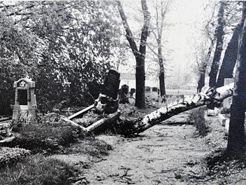 Stark in Mitleidenschaft gezogen wurde der Friedhof an der Eisfelder Straße. Soldaten einer amerikanischen Einheit aus Bamberg halfen bei den Aufräumarbeiten mit. Foto/Repro: Dieter Seyfarth