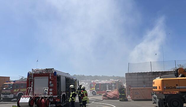 Brand in Würzburger Recycling-Hof: 40 Tonnen Müll in Flammen