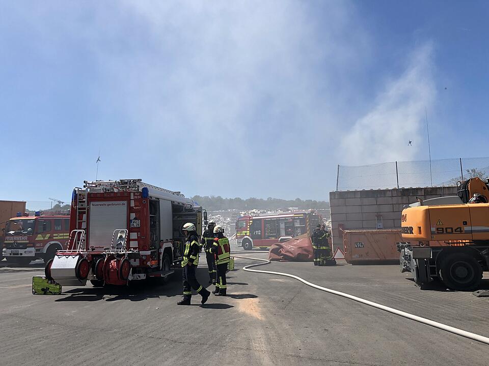 Brand in Würzburger Recycling-Hof: 40 Tonnen Müll in Flammen