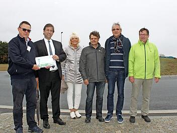 Klaus Schiffer-Weigand, Hermann Ulm, Rita Metzner, Michael Raab, Dieter Els und Toni Eckert (von links) vor dem Kersbacher Kreisel Foto: Carmen Schwind