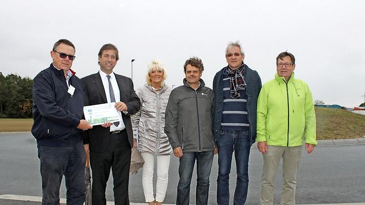Klaus Schiffer-Weigand, Hermann Ulm, Rita Metzner, Michael Raab, Dieter Els und Toni Eckert (von links) vor dem Kersbacher Kreisel Foto: Carmen Schwind