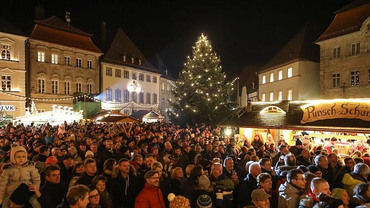 2000 Menschen haben sich auf dem Rathausplatz versammelt.Foto: Barbara Herbst