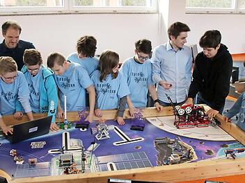 Die Münnerstädter Robo-Geeks mit ihrem Coach Jürgen Hack freuen sich über ihren Erfolg und bereiten sich für das europäische Halbfinale in Regensburg vor.  Foto: Thomas Malz