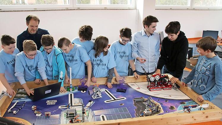 Die Münnerstädter Robo-Geeks mit ihrem Coach Jürgen Hack freuen sich über ihren Erfolg und bereiten sich für das europäische Halbfinale in Regensburg vor.  Foto: Thomas Malz