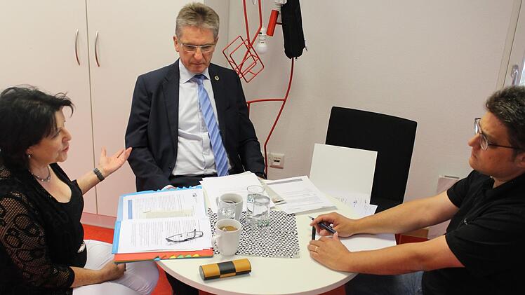 Gabriele Hohenner und Hans Rebhan (Mitte) sprachen mit den Redakteuren Marco Meißner (rechts) und Alexander Löffler über die Wirtschaftslage in der Region. Foto: Anna-Lena Deuerling.