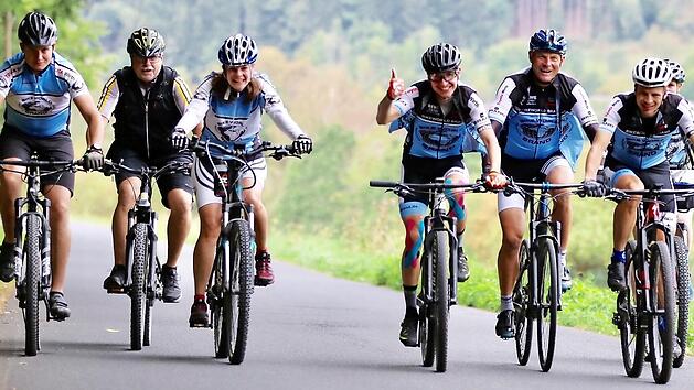 Mit dem Mountainbike f&uuml;r den guten Zweck auf den Gipfel des Farnsberges. Jens Schuhmann aus Wildflecken und Philipp B&uuml;rkner aus W&uuml;lfershausen im Rh&ouml;n-Grabfeld hatten am Wochenende spontan eine ganze Menge sportliche Unterst&uuml;tzung bekommen. Foto: Sebastian Schmitt