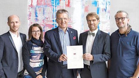 Christian Zagel, Viktoria Grohmann, Hans Rebhan, Michael Lichtlein und Mark Hoffmann (v.l.) mit der Akkreditierungsurkunde Foto: HS Coburg