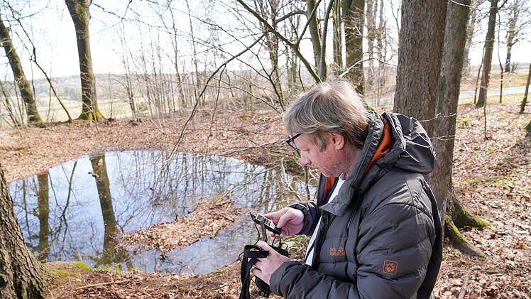 Der Biologe Martin Feulner bei der Auswertung einer Fotofalle.