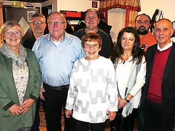 Unser Bild zeigt (von links) Gabi Schütze, Uwe Ströhlen, Jubilar Werner Franzky, Monika Rusch, Matthias Nitsch, Karin Thomas, Heiko Stäsche und Bürgermeister Franz Uome.