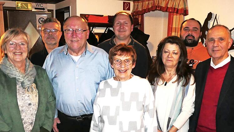 Unser Bild zeigt (von links) Gabi Schütze, Uwe Ströhlen, Jubilar Werner Franzky, Monika Rusch, Matthias Nitsch, Karin Thomas, Heiko Stäsche und Bürgermeister Franz Uome.